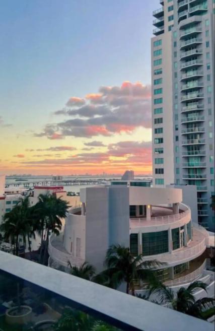Miami Sunset City View Exterior photo